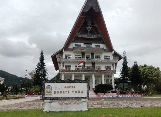 agak_lain_kabupaten_toba_25_tahun_mekar_bupatinya_belum_melekat_di_hati_warga