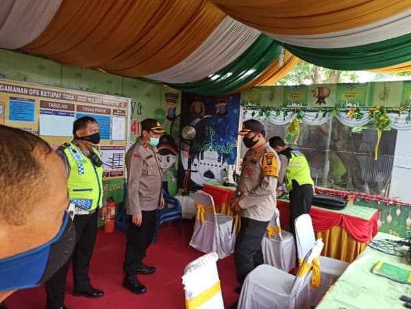 agar_tak_ganggu_arus_lalulintas_polisi_tertibkan_pejalan_kaki_di_depan_mesjid_raya_medan