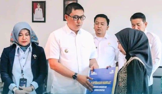 ahli_waris_mantan_kadisdukcapil_batu_bara_terima_asuransi