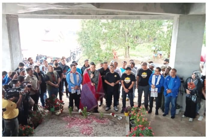 ahy_ziarah_ke_makam_raja_marsundung_simanjuntak_di_toba