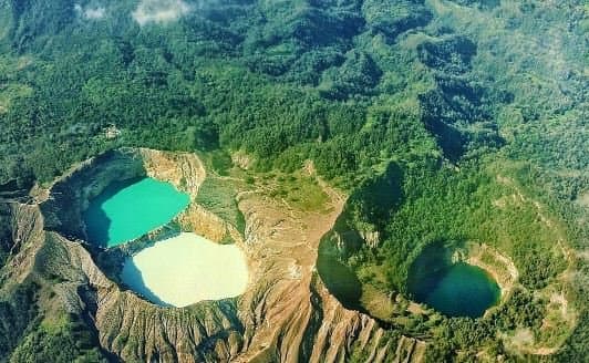 air_danau_kelimutu_berubah_jadi_coklat_kehitaman