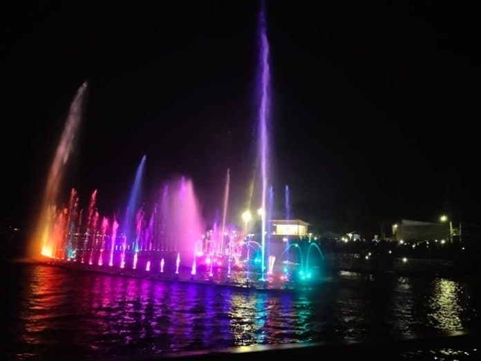 air_mancur_menari_di_waterfront_city_pangururan_pukau_ribuan_penonton