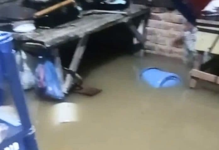 air_meluap_3_rumah_warga_petatal_batu_bara_terendam_banjir