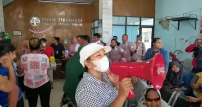air_ngadat_seminggu_kantor_pdam_tirtanadi_padang_bulan_digeruduk_kaum_ibu