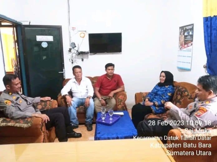 ajak_ikut_ciptakan_kondusifitas_kapolsek_labuhan_ruku_kunjungi_kantor_desa