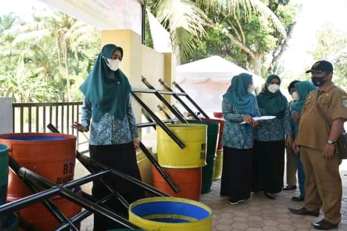 ajak_peduli_lingkungan_ketua_tp_pkk_batu_bara_salurkan_tong_sampah