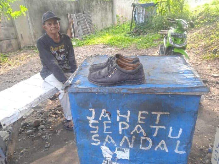 ajaran_baru_sekolah_tukang_jahit_sepatu_di_deli_serdang_kebanjiran_order