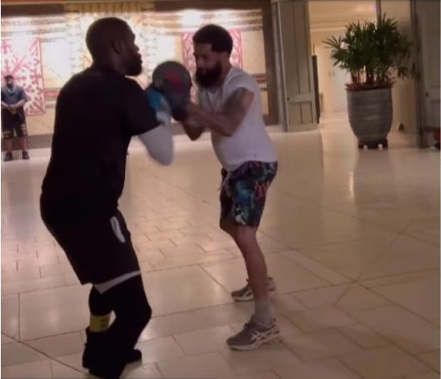 akan_kembali_naik_ring_floyd_mayweather_latihan_jam_2_pagi