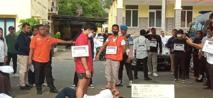 akbp_ah_hadir_dalam_adegan_ke_9_rekonstruksi_kasus_penganiayaan_anaknya