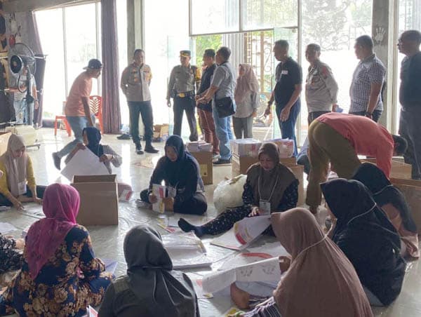 akbp_yon_edi_tinjau_penyortiran_dan_pelipatan_surat_suara_pemilu
