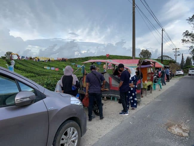 akhir_pekan_kebun_teh_sidamanik_ramai_pengunjung