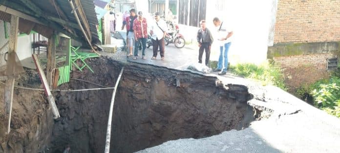 akibat_hujan_deras_jalan_bandar_baru_sibolangit_amblas