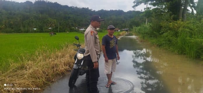 akibat_hujan_deras_sejumlah_persawahan_dan_jalan_di_purbatua_taput_tergenang_air