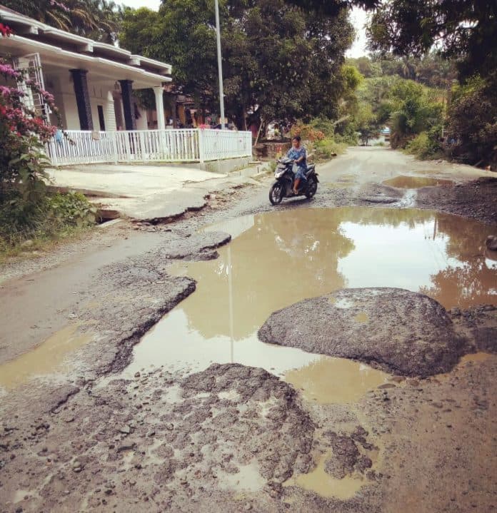 akibat_jalan_rusak_di_bangun_purba_air_rendam_halaman_rumah_warga