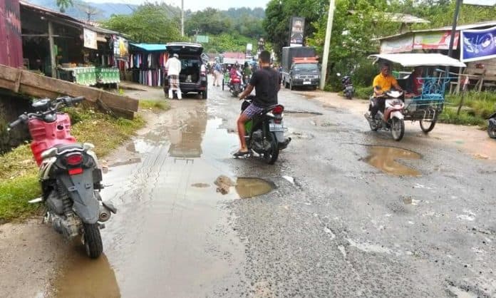 akibat_musim_hujan_banyak_jalan_makin_rusak_parah_di_tapteng