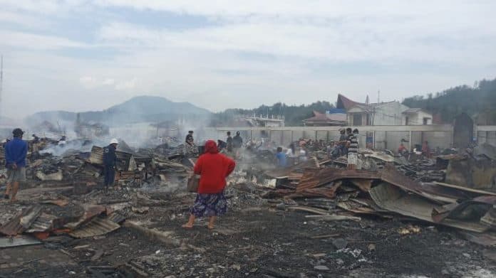 akses_jalan_ke_pasar_tarutung_jadi_hambatan_proses_pemadaman