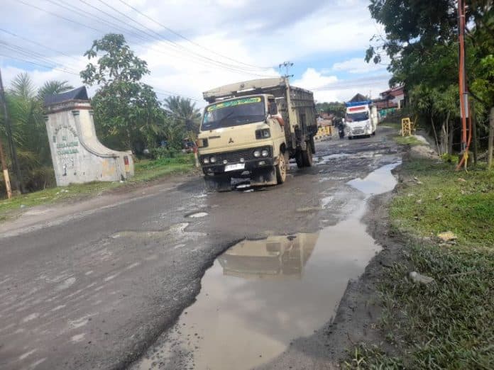akses_jalan_lintas_siantar_tanah_jawa_rusak_parah