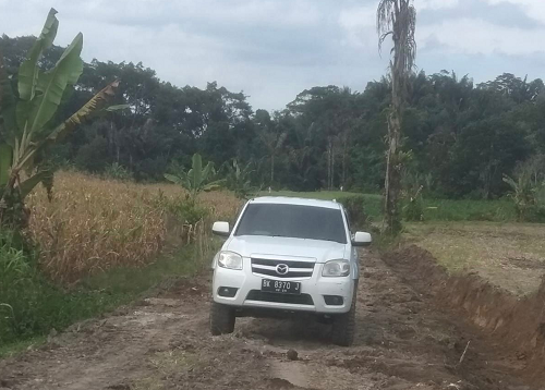 akses_jalan_sidamanik_panei_kini_bisa_dilalui_kendaraan_roda_empat