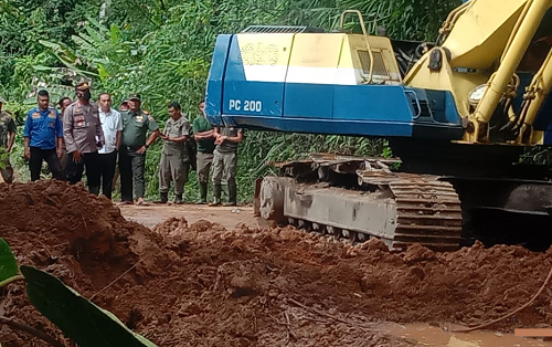 akses_jalan_sipirok_ke_merancang_tapsel_sempat_terputus_akibat_longsor