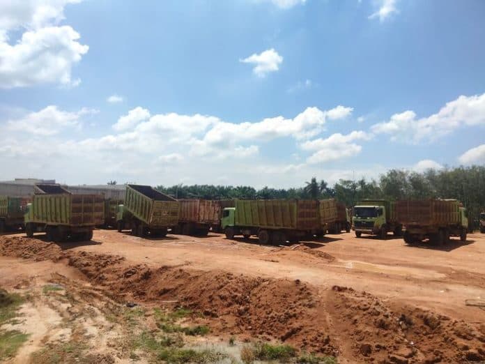 akses_melintas_ditutup_sopir_truk_proyek_jalan_tol_kisaran_menjerit