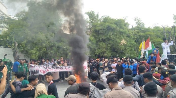 aksi_bakar_ban_massa_cipayung_geruduk_polrestabes_medan