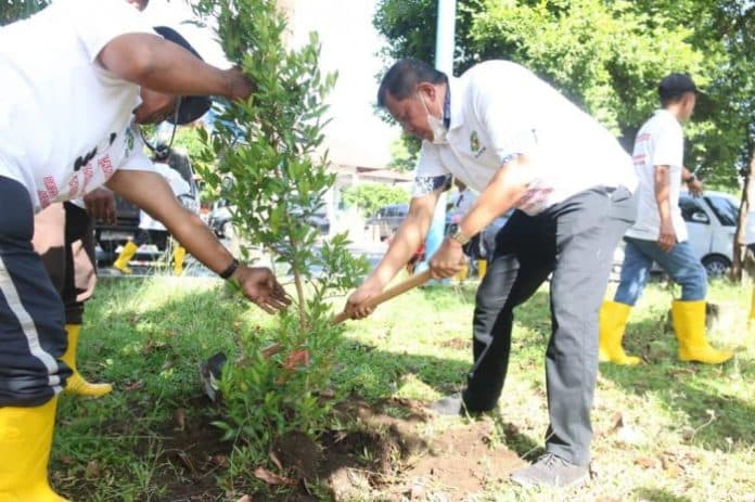 aksi_bersih_dan_penanaman_pohon_di_terminal_a_pinang_baris_medan_di_hari_lingkungan_hidup