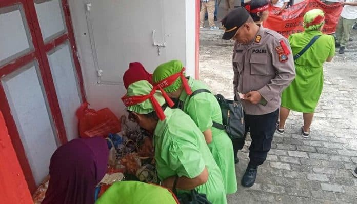 aksi_buruh_pt_sttc_bawa_berkah_bagi_pedagang_kerupuk_di_dinkes_siantar