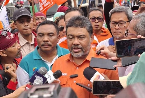 aksi_buruh_tuntut_kenaikan_upah_8_10_persen_dan_pencabutan_uu_cipta_kerja