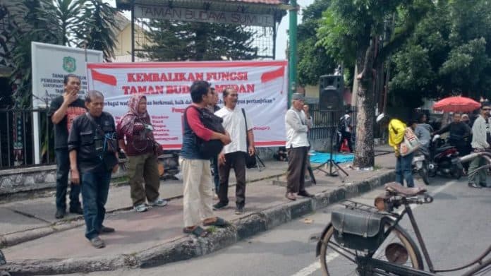 aksi_damai_seniman_kota_medan_pertanyakan_ketidakjelasan_regulasi_di_tbm