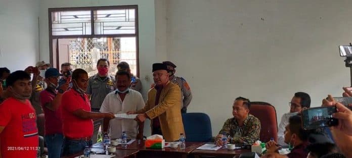 aksi_demo_di_kantor_dprd_dairi_pedagang_bubarkan_pd_pasar_sidikalang