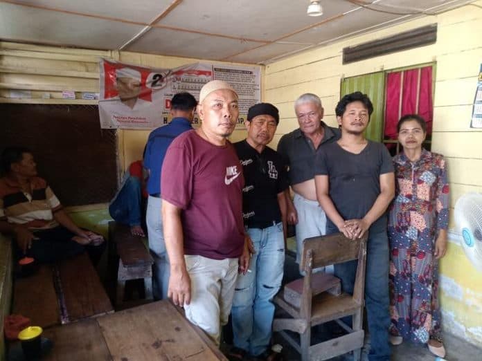 aksi_demo_minta_kepling_1_kelurahan_lalang_dicopot_warga_wajib_turun