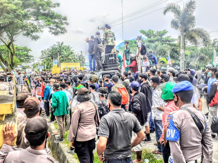 aksi_demo_ricuh_kasat_shabara_polres_batu_bara_terkena_lemparan_batu
