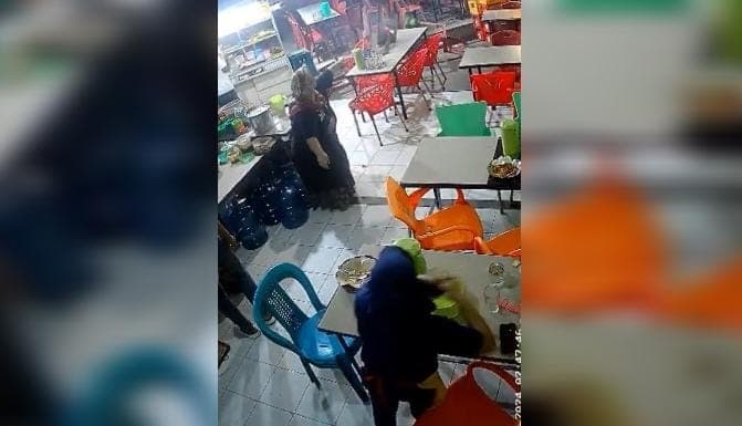 aksi_geng_motor_bersajam_serang_pengunjung_warung_di_kisaran_terekam_cctv