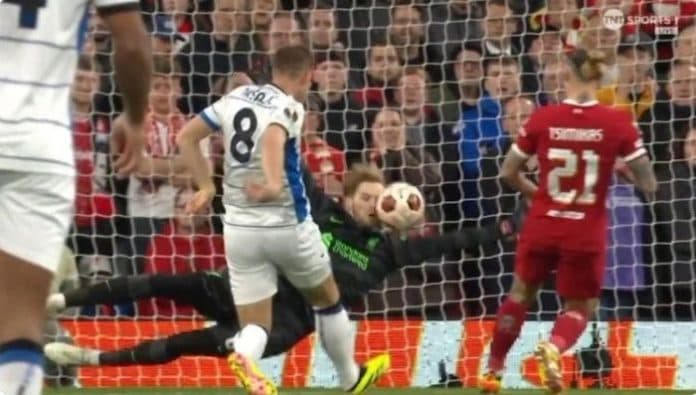 aksi_heroik_kiper_liverpool_selamatkan_gawangnya_meski_kalah_lawan_atalanta