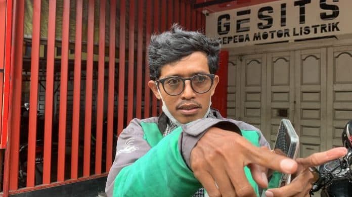 aksi_heroik_pengemudi_ojol_di_medan_bekuk_pelaku_curanmor_tendang_amankan_barbuk