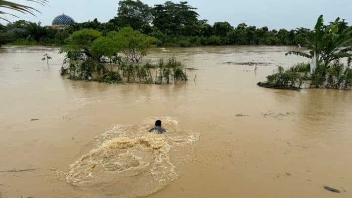 aksi_heroik_personel_polres_deli_serdang_selamatkan_lansia_terjebak_banjir