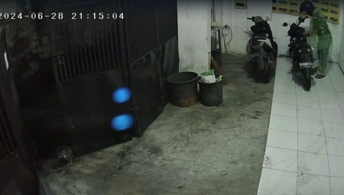 aksi_maling_motor_di_tanjung_sari_terekam_cctv