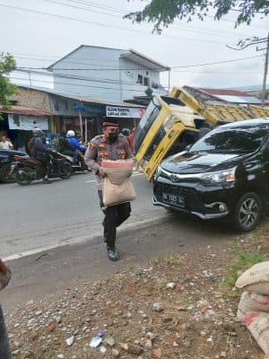 aksi_mantan_kapolres_tebing_tinggi_akbp_agus_sugiyarso_angkat_semen_viral_di_medsos