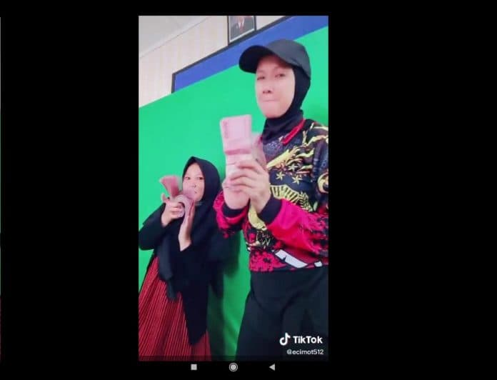 aksi_pamer_uang_istri_kapolres_tebingtinggi_viral_di_medsos