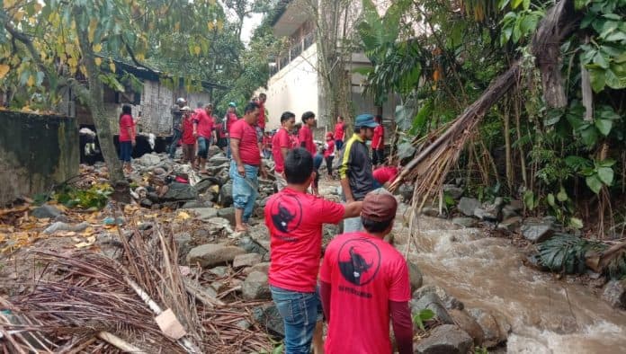 aksi_peduli_kader_pdi_p_girsip_bersihkan_sungai_batu_gaga