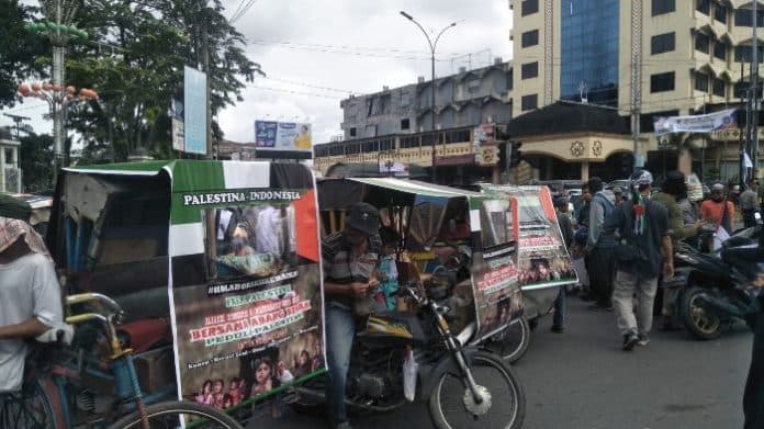 aksi_peduli_palestina_di_medan_puluhan_tukang_becak_kecam_penindasan_israel