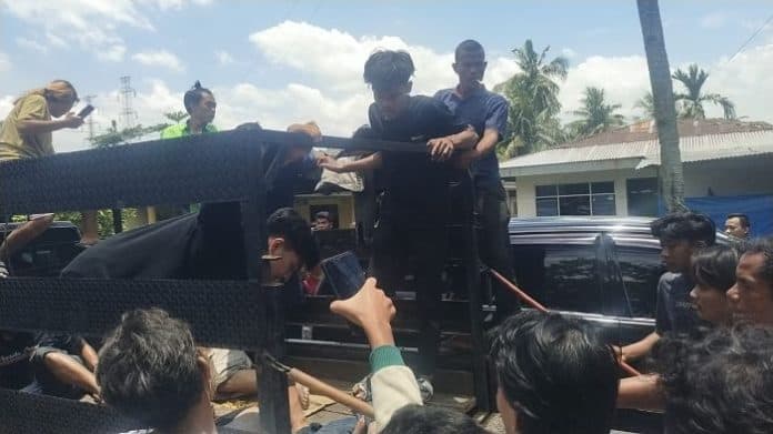 aksi_pencurian_mobil_di_deli_serdang_gagal_gegara_ban_pecah_tiga_pelaku_dihajar_massa