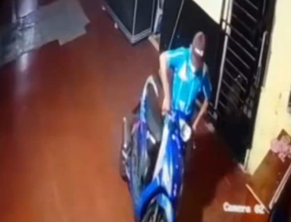 aksi_pencurian_sepeda_motor_kembali_marak_di_siantar_dua_pelaku_terekam_cctv