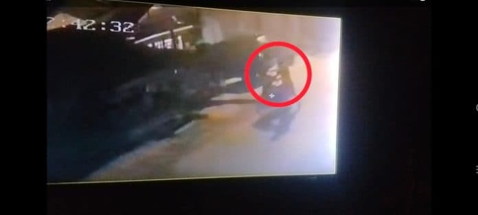 aksi_pencurian_sepeda_motor_terekam_cctv_pelaku_belum_tertangkap