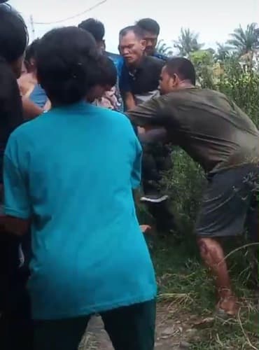 aksi_remaja_curi_hp_terekam_cctv_babak_belur_dihajar_massa