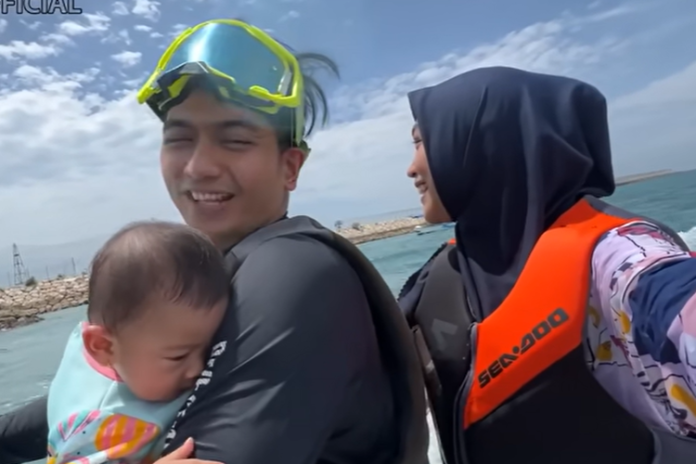 aksi_ria_ricis_bawa_anak_naik_jetski_disoroti_media_asing