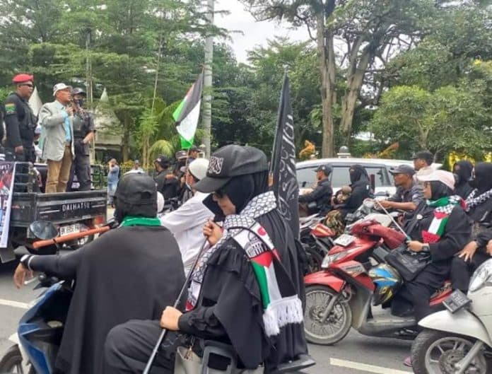 aksi_solidaritas_aliansi_ormas_islam_sumut_laksanakan_shalat_hingga_bentangkan_bendera_palestina