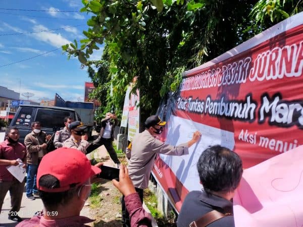aksi_solidaritas_jurnalis_samosir_dukung_polri_ungkap_pembunuhan_marsal_harahap
