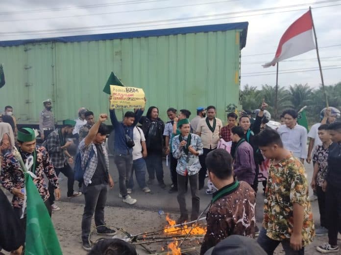 aksi_tanam_diri_dihalangi_saat_demo_tolak_bbm_hmi_asahan_ricuh_dengan_polisi