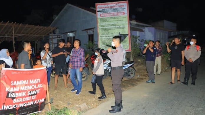 aksi_tolak_pabrik_sawit_di_labuhanbatu_warga_dikubur_hingga_pingsan